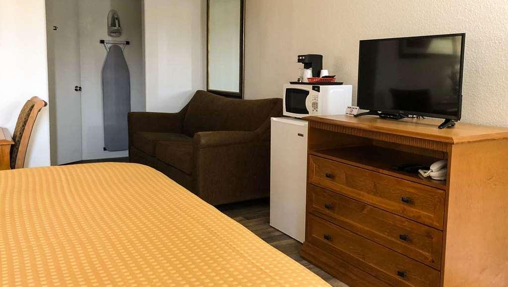 Budget Inn Ontario Room photo