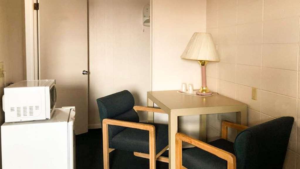 Budget Inn Ontario Room photo